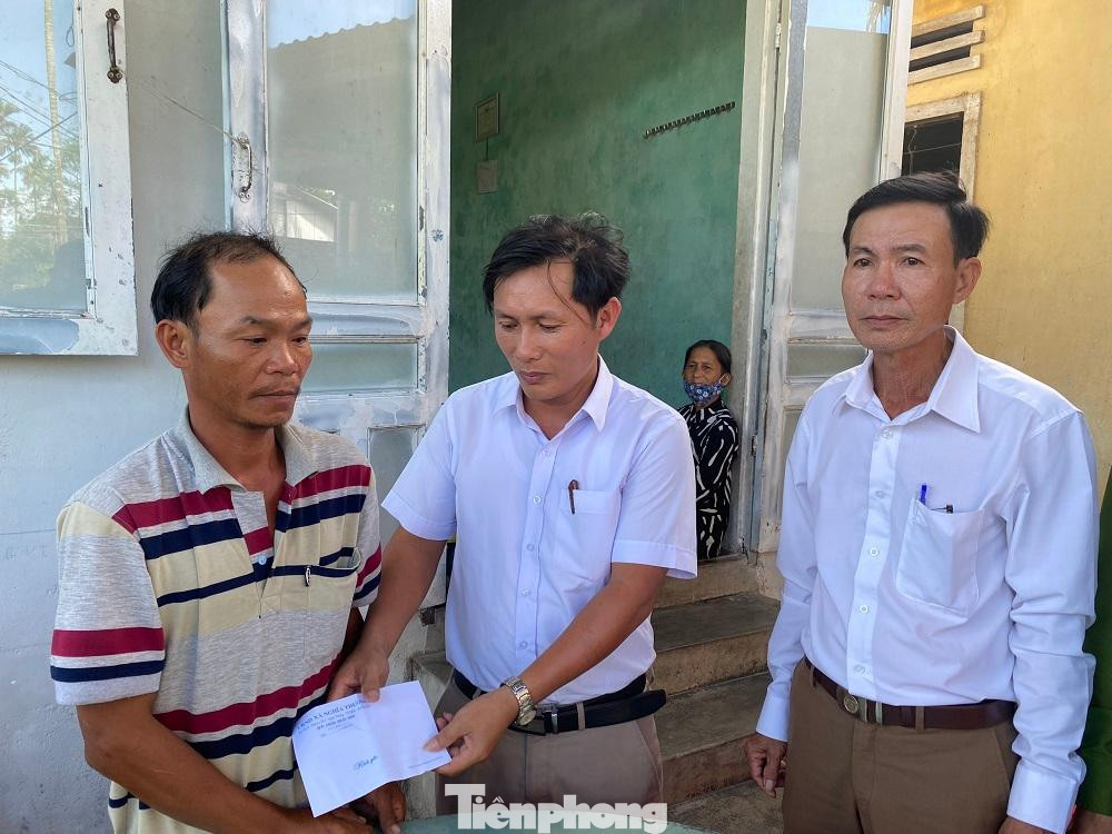 Chính quyền địa phương đến thăm hỏi và hỗ trợ gia đình anh Th. Chính quyền địa phương đến thăm hỏi và hỗ trợ gia đình anh Th.