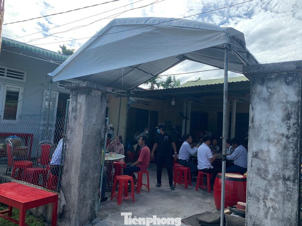 Đông người dân đến chia buồn cùng với gia đình. Đông người dân đến chia buồn cùng với gia đình.