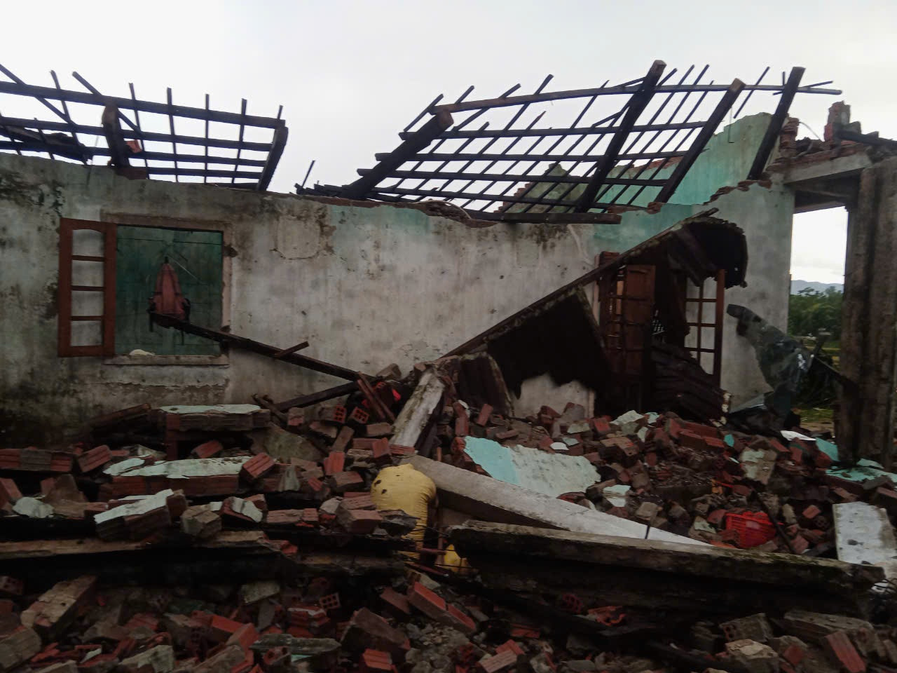 Căn nhà bà Đinh Thị Đòa bị đổ sập hoàn toàn sau mưa lớn.