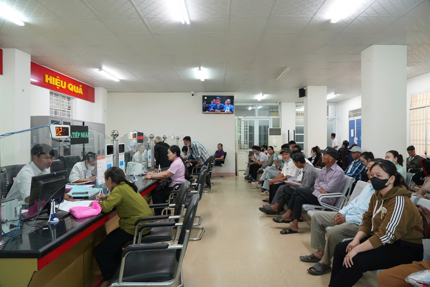 Người dân đến Trung tâm phục vụ hành chính công xã Bình Sơn (mới) để làm TTHC.