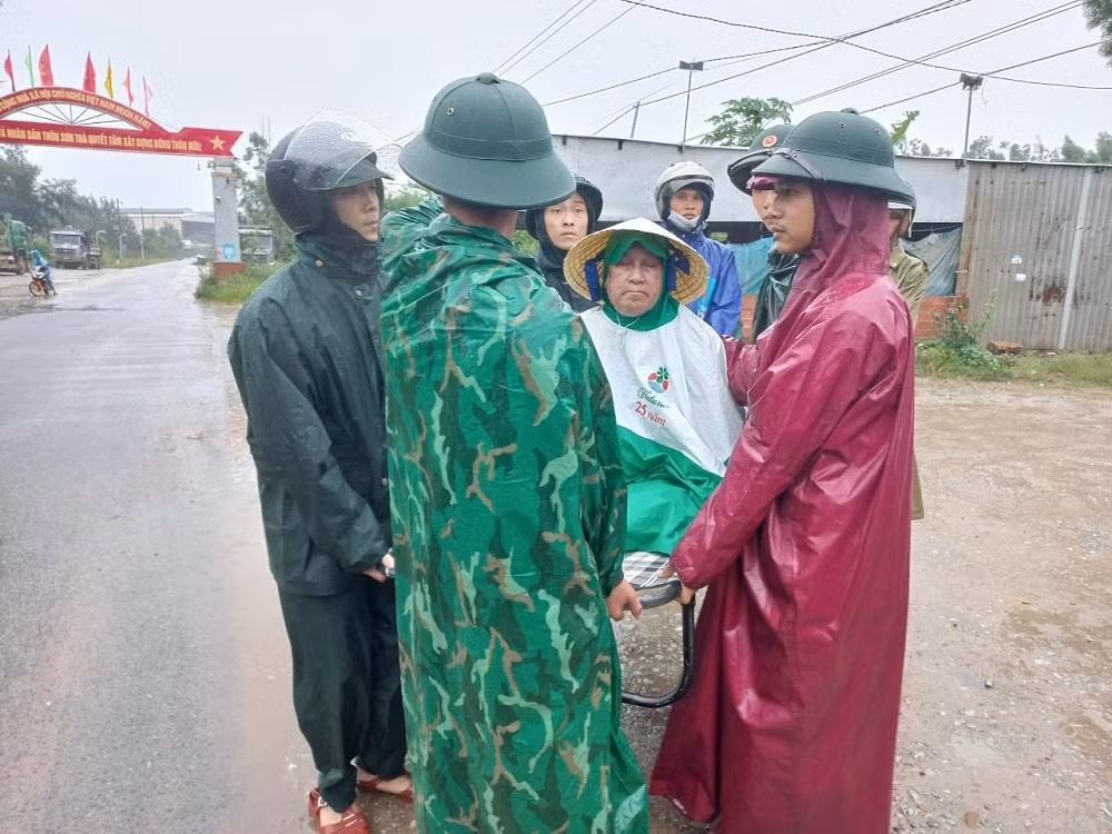 Trên địa bàn tỉnh Quảng Ngãi đã có mưa nặng hạt và bắt đầu có gió. Tại các vùng biển Quảng Ngãi bắt đầu có sóng lớn, những cột sóng cao tầm 4m liên tục đánh vào bờ. Bên cạnh đó, mực nước ở các sông, suối đầu nguồn đổ xuống khiến mực nước sông vùng hạ lưu các sông Trà Bồng, sông Trà Khúc, sông Vệ lên cao dần. Trên địa bàn tỉnh Quảng Ngãi đã có mưa nặng hạt và bắt đầu có gió. Tại các vùng biển Quảng Ngãi bắt đầu có sóng lớn, những cột sóng cao tầm 4m liên tục đánh vào bờ. Bên cạnh đó, mực nước ở các sông, suối đầu nguồn đổ xuống khiến mực nước sông vùng hạ lưu các sông Trà Bồng, sông Trà Khúc, sông Vệ lên cao dần.