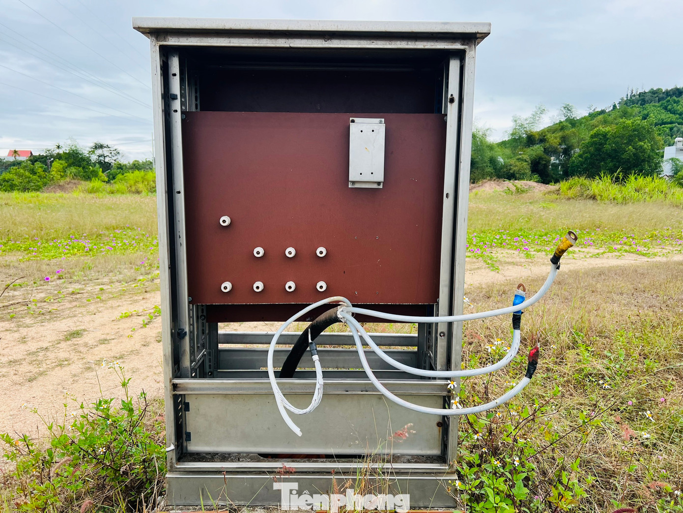 Một số tủ điện đã bung nắp, cỏ dại phủ lên trên. Nhiều cống thoát nước thi công dang dở, hệ thống hố ga thu nước mưa không có nắp đậy tạo thành những cái bẫy. Ảnh: Nguyễn Ngọc