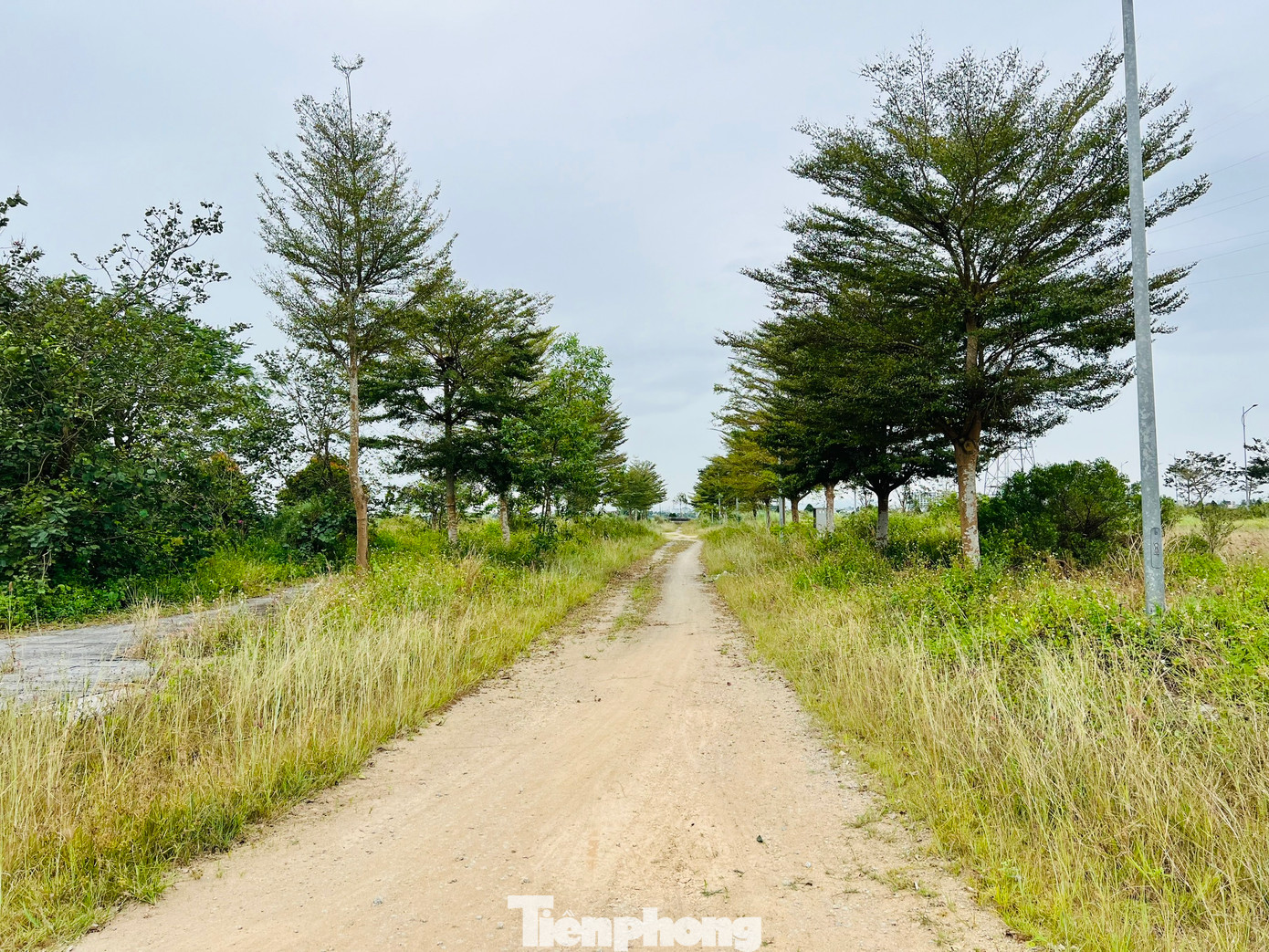 Theo ghi nhận của PV, phần mặt bằng đã bồi thường hiện đã thi công các hạng mục như: San nền, đường giao thông, thoát nước mưa, thoát nước thải, hạ tầng lưới điện... với diện tích khoảng 12ha. Ảnh: Nguyễn Ngọc