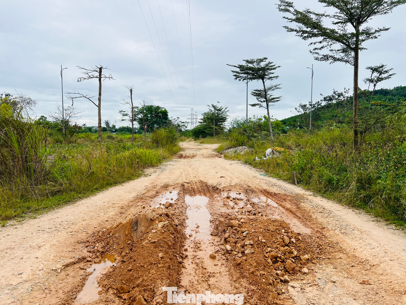 Trên các trục đường chính, đất đá lởm chởm, xuất hiện nhiều ổ gà, ổ voi. Nhìn từ xa, dự án như một bãi đất hoang. Ảnh: Nguyễn Ngọc