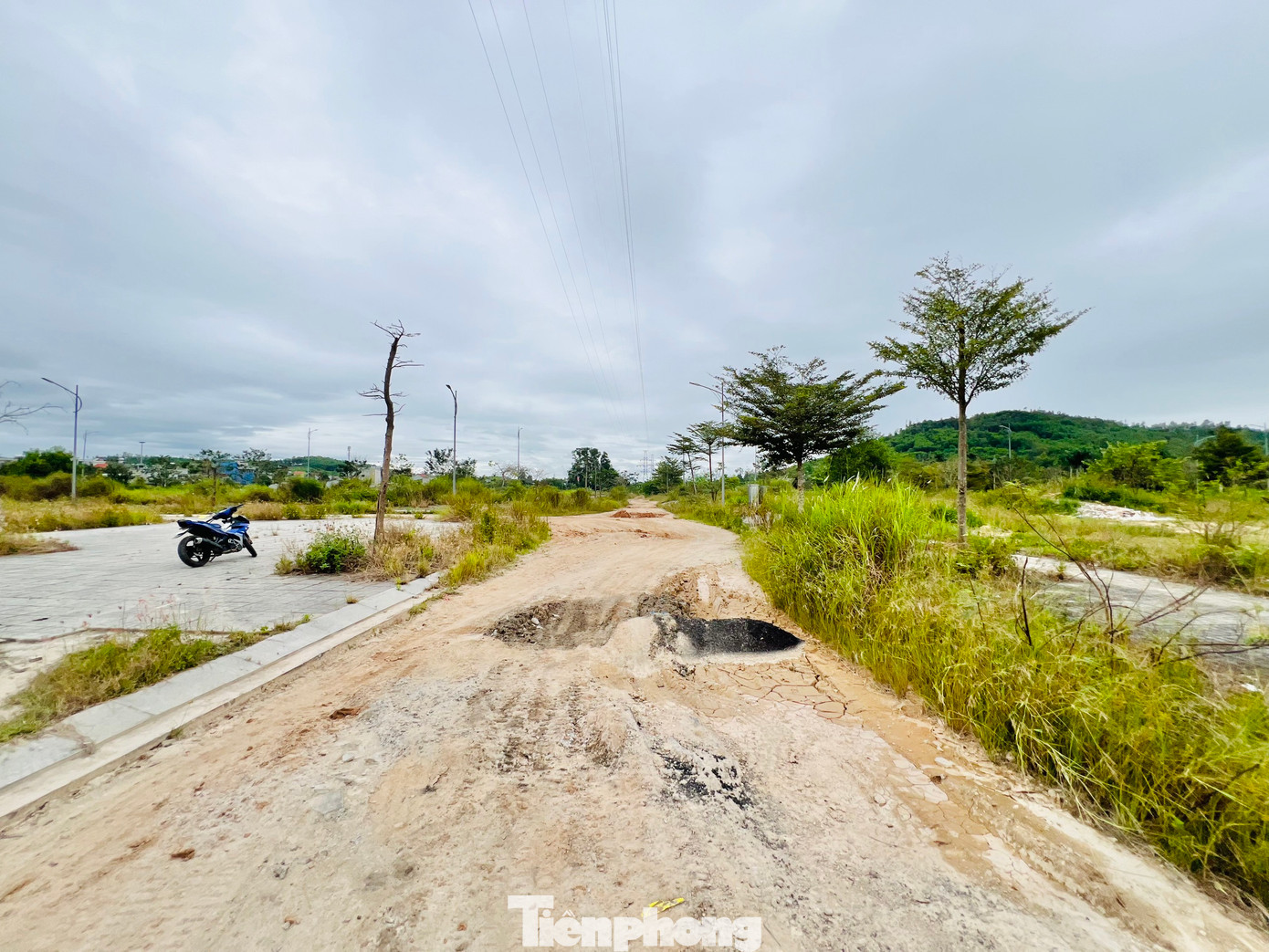 Trên các trục đường chính, đất đá lởm chởm, xuất hiện nhiều ổ gà, ổ voi. Nhìn từ xa, dự án như một bãi đất hoang. Ảnh: Nguyễn Ngọc