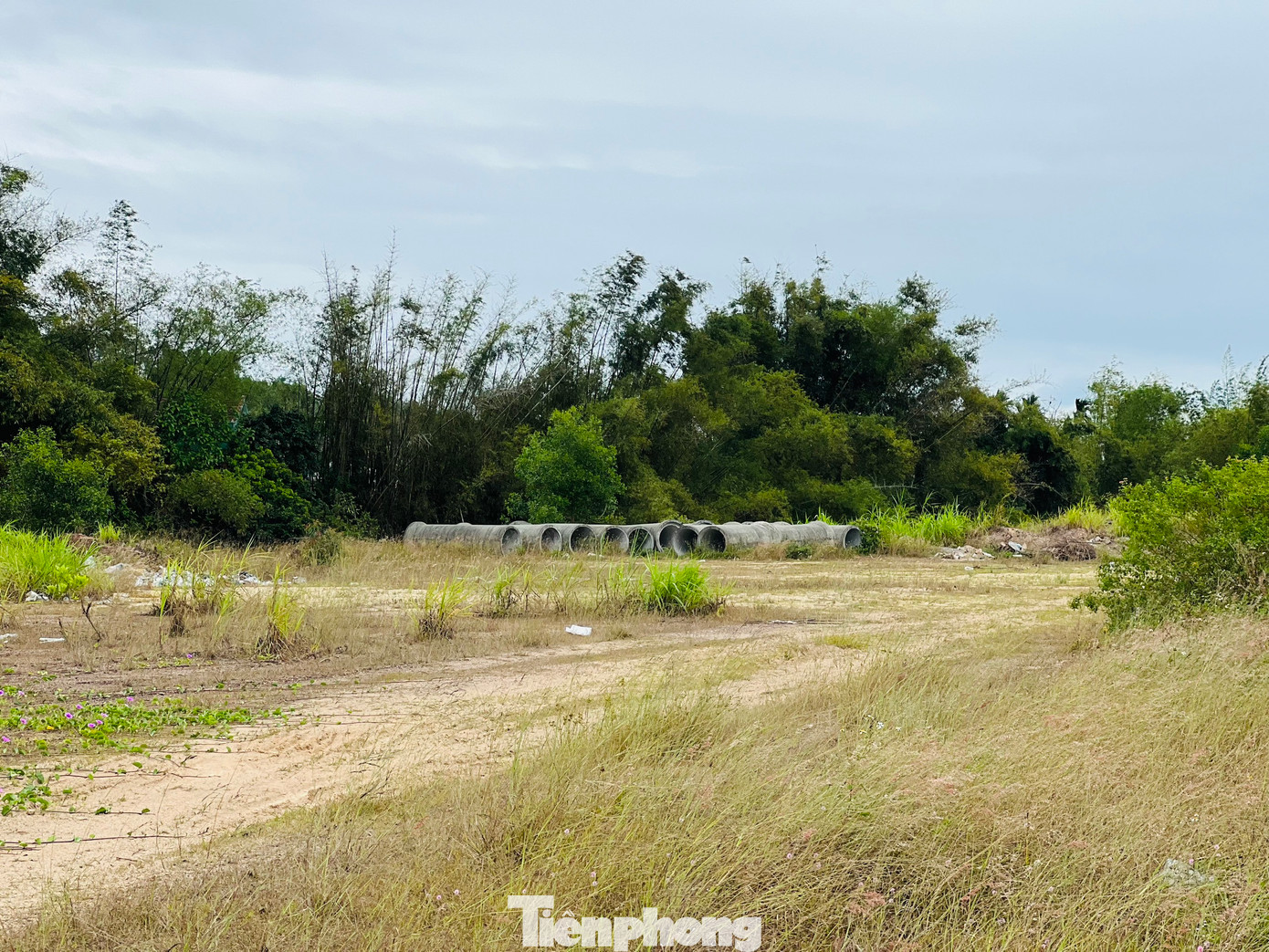 Được biết, dự án từng được kỳ vọng sẽ mang lại nguồn thu lớn cho ngân sách Quảng Ngãi từ quỹ đất và phát triển đô thị. Tuy nhiên, sau 9 năm từ ngày triển khai thi công, do gặp nhiều vướng mắc nên đến nay dự án vẫn trong tình trạng dang dở, gây lãng phí quỹ đất, mất mỹ quan đô thị. Ảnh: Nguyễn Ngọc