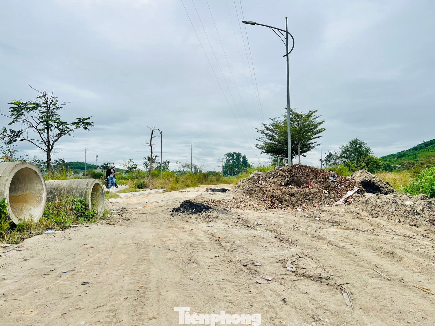 Được biết, dự án từng được kỳ vọng sẽ mang lại nguồn thu lớn cho ngân sách Quảng Ngãi từ quỹ đất và phát triển đô thị. Tuy nhiên, sau 9 năm từ ngày triển khai thi công, do gặp nhiều vướng mắc nên đến nay dự án vẫn trong tình trạng dang dở, gây lãng phí quỹ đất, mất mỹ quan đô thị. Ảnh: Nguyễn Ngọc