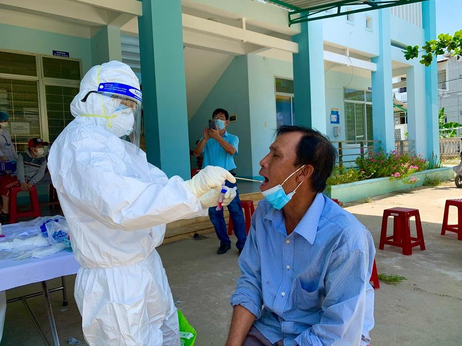 Người dân được lấy mẫu dịch má, họng. Ảnh: Nguyễn Ngọc