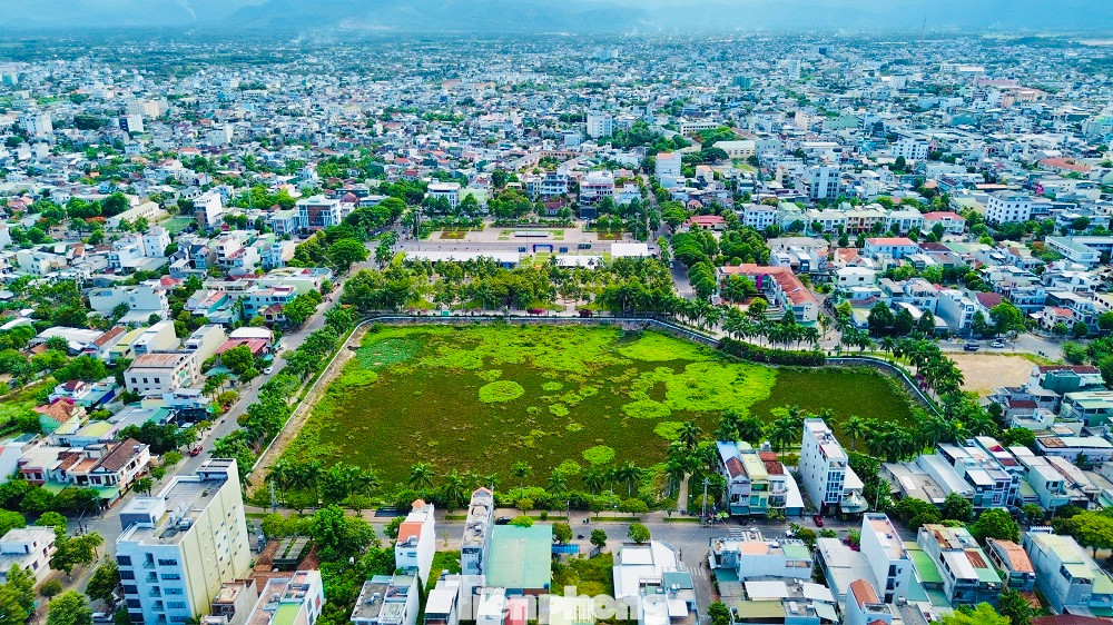 Hồ điều hòa Nghĩa Chánh khi chưa được nạo vét, cỏ cây mọc um tùm, gây ô nhiễm môi trường nghiêm trọng. Hồ điều hòa Nghĩa Chánh khi chưa được nạo vét, cỏ cây mọc um tùm, gây ô nhiễm môi trường nghiêm trọng.