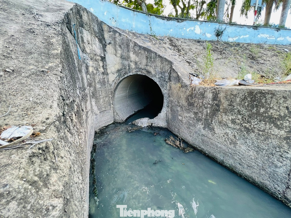 Nước thải từ hồ điều hòa Nghĩa Chánh bốc mùi hôi thối, ảnh hưởng nghiêm trọng đến đời sống của người dân. (Ảnh: Nguyễn Ngọc) Nước thải từ hồ điều hòa Nghĩa Chánh bốc mùi hôi thối, ảnh hưởng nghiêm trọng đến đời sống của người dân. (Ảnh: Nguyễn Ngọc)