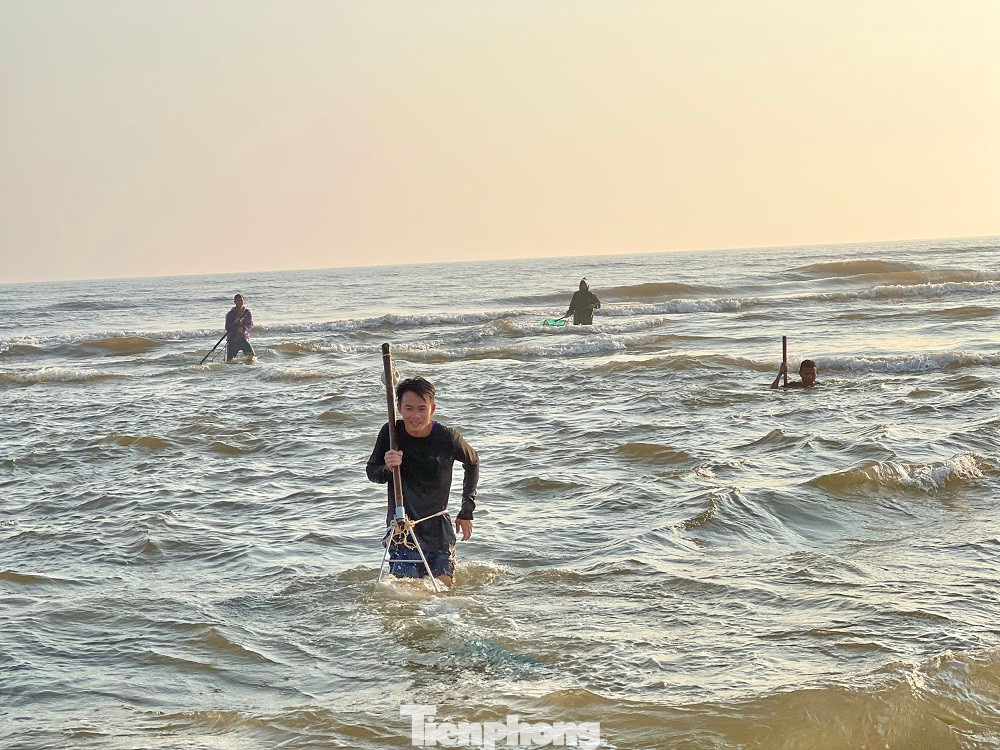 Theo đó, người dân cào ốc thường đi theo nhóm từ 3 -10 người. “Nghề cào ốc gần bờ mang lại thu nhập khá cho người dân, song cũng rất rủi ro gặp vùng nước xoáy có thể bị cuốn ra xa. Chúng tôi đi thành từng nhóm để hỗ trợ, giúp đỡ nhau lúc nguy hiểm do sóng biển lớn”, chị Nguyễn Thị Hà (trú xã Tam Thanh, TP Tam Kỳ) nói.