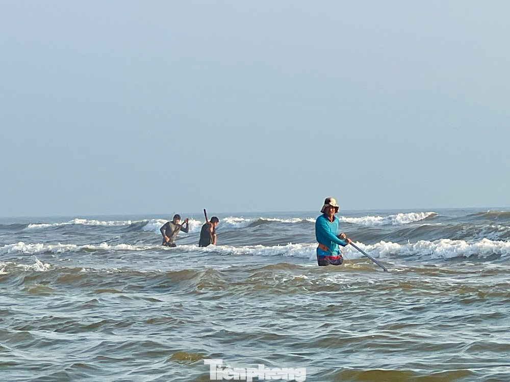 Tuy việc cào ốc ruốc mang lại thu nhập ổn định. Thế nhưng, người dân phải đối mặt với cái lạnh của nước biển và sự nguy hiểm luôn cận kề, bởi những cơn sóng dữ liên tục vỗ vào bờ và không hề được báo trước.