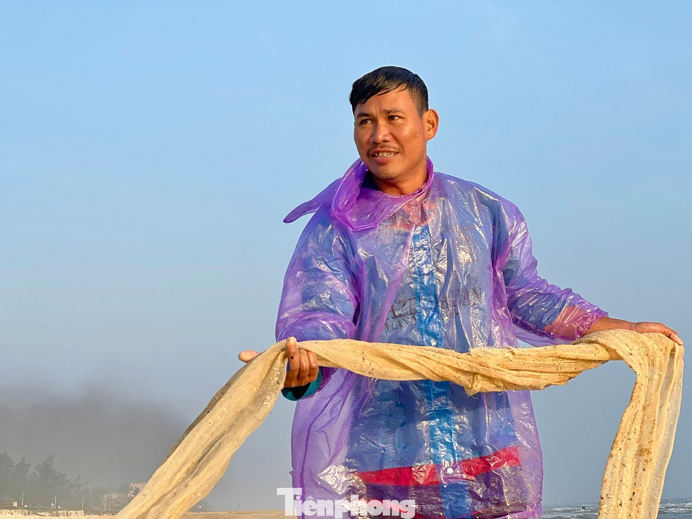 Theo một số người dân, ốc ruốc có mặt ở trên biển quanh năm, tuy nhiên vào mùa biển động là thời điểm ốc sinh sản, dạt nhiều vào sát bờ biển. Vào khoảng tháng 11 âm lịch đến tháng 3 năm sau là thời điểm ốc trưởng thành, có nhiều thịt và thơm ngon hơn.