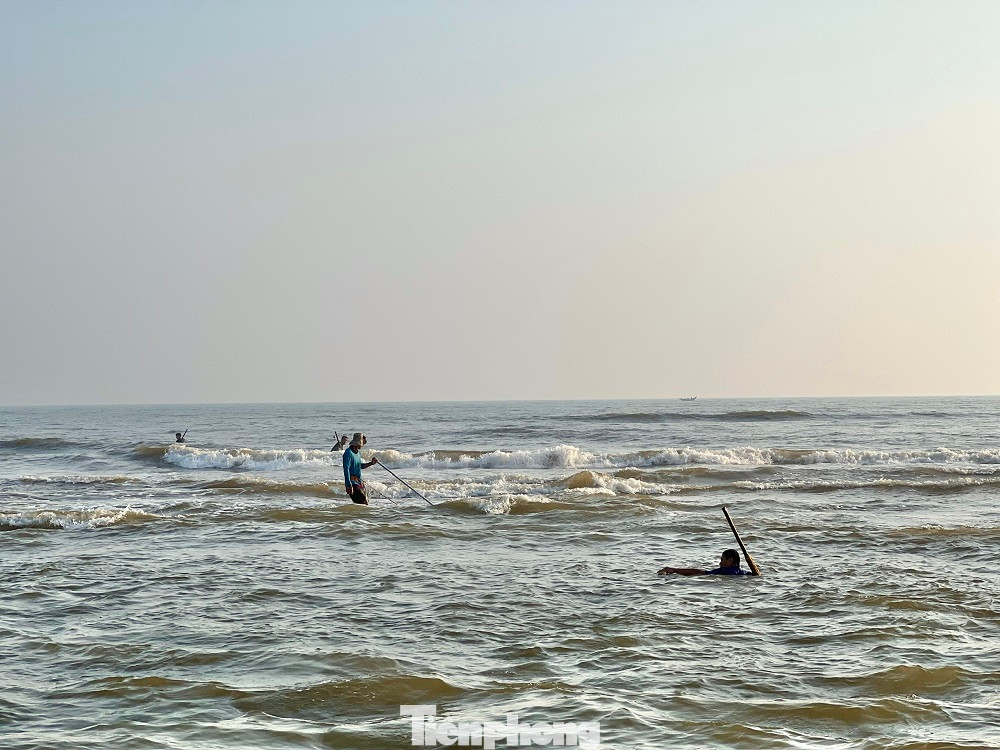 Tuy việc cào ốc ruốc mang lại thu nhập ổn định. Thế nhưng, người dân phải đối mặt với cái lạnh của nước biển và sự nguy hiểm luôn cận kề, bởi những cơn sóng dữ liên tục vỗ vào bờ và không hề được báo trước.