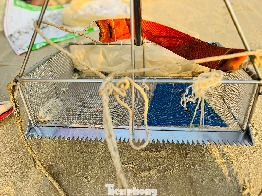 Dụng cụ để săn ốc ruốc khá đơn giản, chỉ một cây sào được làm bằng tre cán dài khoảng 2m, phía dưới gắn lưỡi cào bằng kim loại có nối với mảnh lưới nhỏ đường kính khoảng 50cm. Để kéo được ốc, người dân phải lội nước ngập đến đầu gối hay ngang ngực và phải đi “thụt lùi” rồi cào xuống lớp cát, toàn bộ ốc sẽ lọt vào lưới.