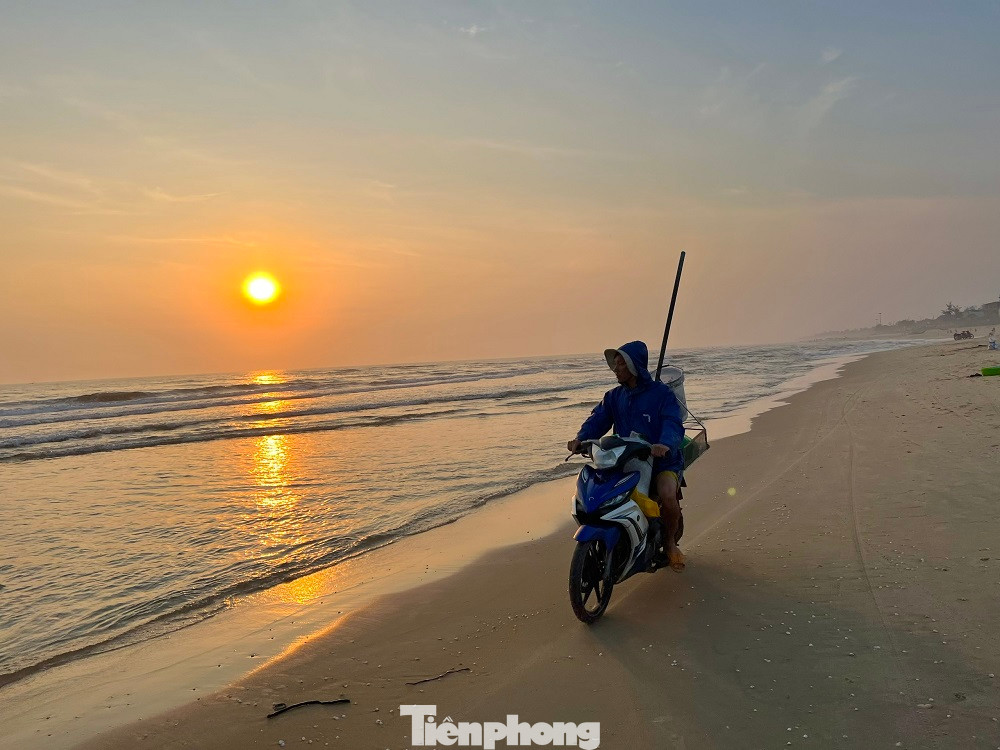 Gà vừa gáy, ông Lê Duy Bửu (65 tuổi, trú xã Tam Thanh) đã cầm chiếc cào ốc ruốc dài khoảng 2m làm bằng tre tiến về phía biển Tam Thanh để cào ốc ruốc. Cũng như ông Bửu, nơi đây hàng chục người dân cũng có mặt ở biển này từ rất sớm.