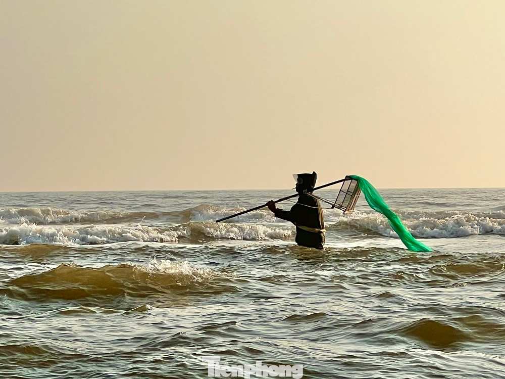 Biển vào buổi sáng rất lạnh, những con sóng dữ dồn dập vỗ vào bờ. Ông Bửu phải ngâm mình dưới nước để cào ốc. Sau hơn 20 phút miệt mài, bước chậm rãi đi lùi dưới biển ở mực nước ngang cổ, ông thu về những mẻ ốc ruốc đầu tiên. Cứ thế ông dầm mình suốt gần 5 tiếng đồng hồ dưới biển đến khi mặt trời lên gần đỉnh đầu.