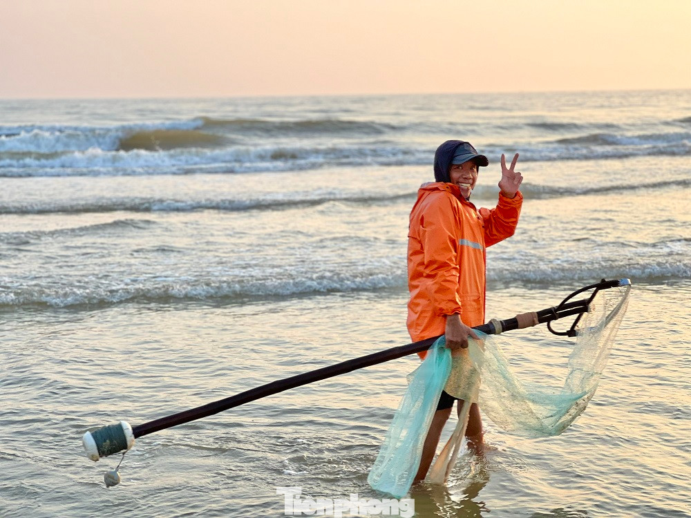Ông Bửu cho biết, mùa ốc ruốc bắt đầu từ tháng 11 âm lịch và kéo dài cho đến tháng 3 năm sau. Mỗi ngày ông ngâm mình dưới nước từ 6-8 tiếng, hôm nào trúng thì được 1-1,5 tạ ốc, còn thường thì 60-80kg ốc. “Với giá bán 300.000 - 400.000 đồng/thùng (thùng khoảng 25kg), trung bình mỗi ngày ông có thể kiếm được từ 1-1,5 triệu đồng”, ông Bửu nói thêm.