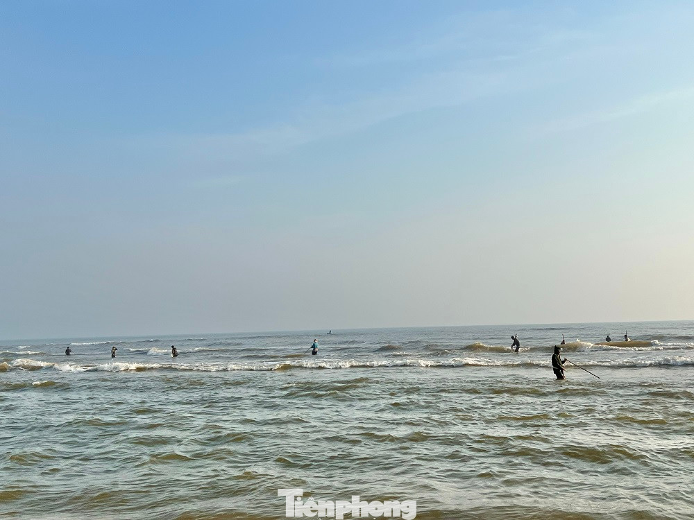 Theo đó, người dân cào ốc thường đi theo nhóm từ 3 -10 người. “Nghề cào ốc gần bờ mang lại thu nhập khá cho người dân, song cũng rất rủi ro gặp vùng nước xoáy có thể bị cuốn ra xa. Chúng tôi đi thành từng nhóm để hỗ trợ, giúp đỡ nhau lúc nguy hiểm do sóng biển lớn”, chị Nguyễn Thị Hà (trú xã Tam Thanh, TP Tam Kỳ) nói.