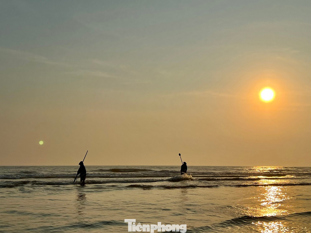 Biển vào buổi sáng rất lạnh, những con sóng dữ dồn dập vỗ vào bờ. Ông Bửu phải ngâm mình dưới nước để cào ốc. Sau hơn 20 phút miệt mài, bước chậm rãi đi lùi dưới biển ở mực nước ngang cổ, ông thu về những mẻ ốc ruốc đầu tiên. Cứ thế ông dầm mình suốt gần 5 tiếng đồng hồ dưới biển đến khi mặt trời lên gần đỉnh đầu.