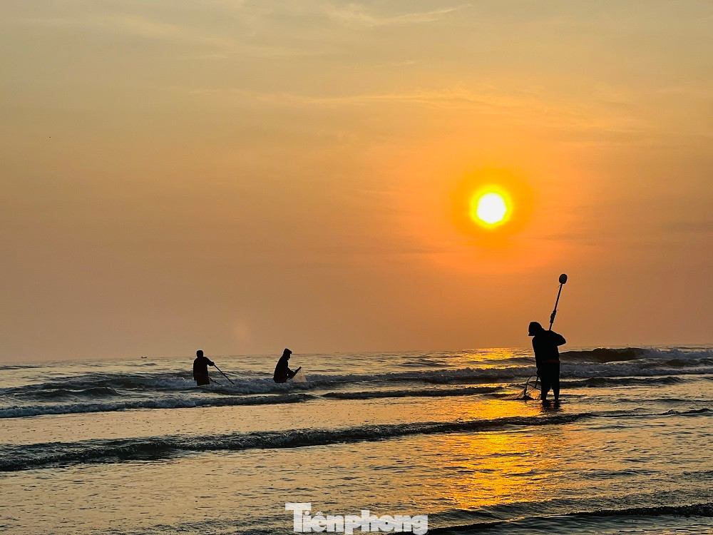 Rạng sáng khi nước thủy triều rút, trên dọc bãi biển xã Tam Thanh (TP Tam Kỳ, tỉnh Quảng Nam), hàng chục người dân đã í ới rủ nhau ra biển cào ốc ruốc (ốc gạo, ốc lể). Đây là vùng biển bãi ngang, mùa này ốc sinh trưởng, phát triển rất nhiều ở gần bờ.