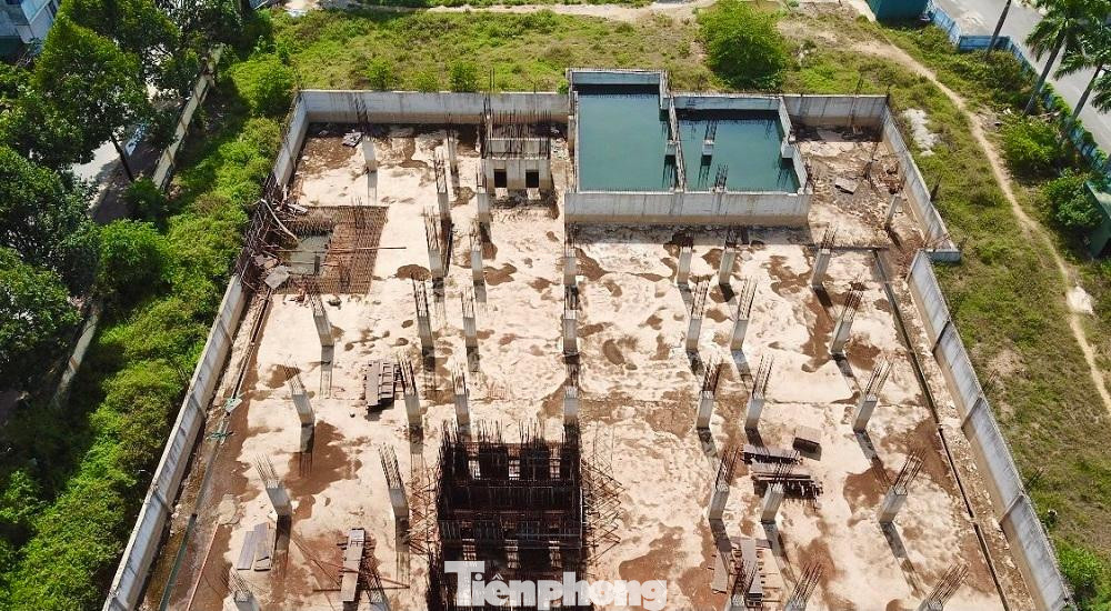 Dự án Khu dịch vụ Chất lượng cao - BVĐK tỉnh Quảng Ngãi được UBND tỉnh cấp quyết định chủ trương đầu tư (số 839/QĐ-UBND) vào tháng 5/2017. Theo kế hoạch, dự kiến dự án sẽ hoàn thành và đưa vào sử dụng trong tháng 9/2018. Tuy nhiên đến nay đã qua 3 lần điều chỉnh, chủ đầu tư chỉ mới làm xong phần… móng.