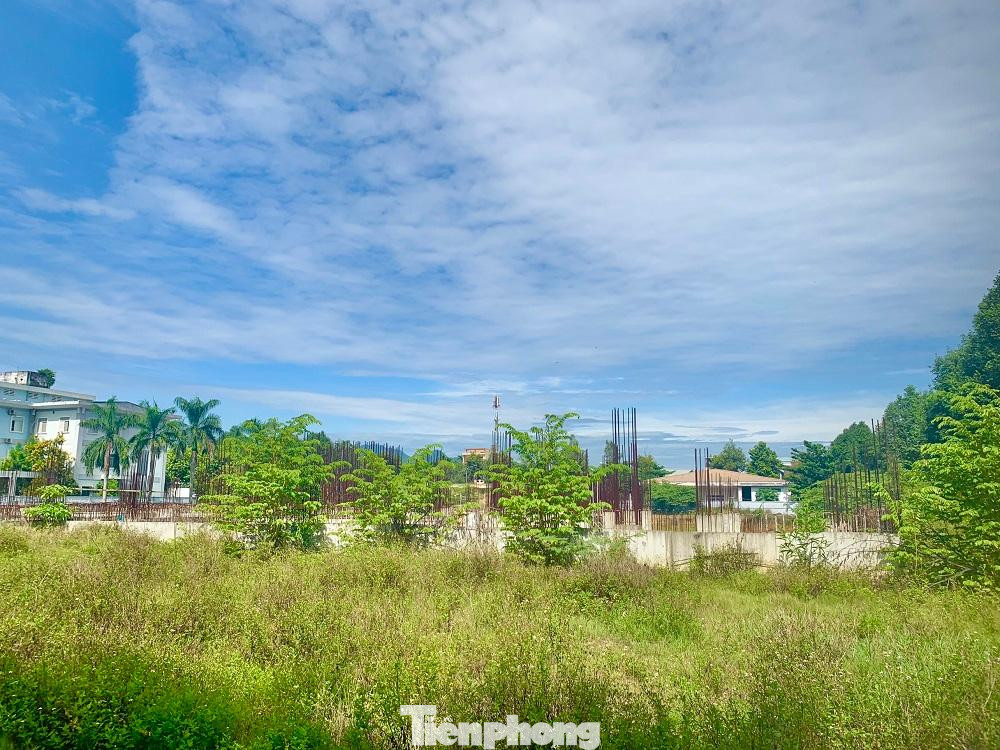 Sau hơn 6 năm khởi công xây dựng, dự án Khu dịch vụ chất lượng cao - Bệnh viện đa khoa (BVĐK) tỉnh Quảng Ngãi với vốn đầu tư gần 50 triệu đô (1.100 tỉ đồng) "vẫn án binh bất động".