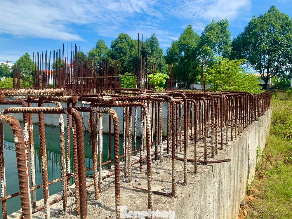 Dự án có tổng vốn đầu tư 1.100 tỷ đồng, gồm khối nhà chính 12 tầng và 1 tầng hầm, xây dựng trên khu đất hơn 11.000m2 (nằm ở đường Lê Hữu Trác – Hồ Đắc Di, phường Nghĩa Lộ, TP Quảng Ngãi). Quy mô 500 giường bệnh, 40 phòng khám, 10 phòng mổ với đầy đủ các khoa phòng chuyên môn…