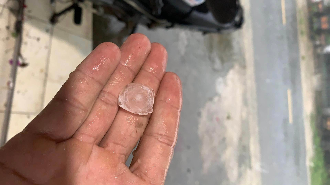 Xuất hiện mưa đá ở huyện miền núi Quảng Ngãi sau đợt nắng nóng gay gắt ảnh 1 Xuất hiện mưa đá ở huyện miền núi Quảng Ngãi sau đợt nắng nóng gay gắt ảnh 1