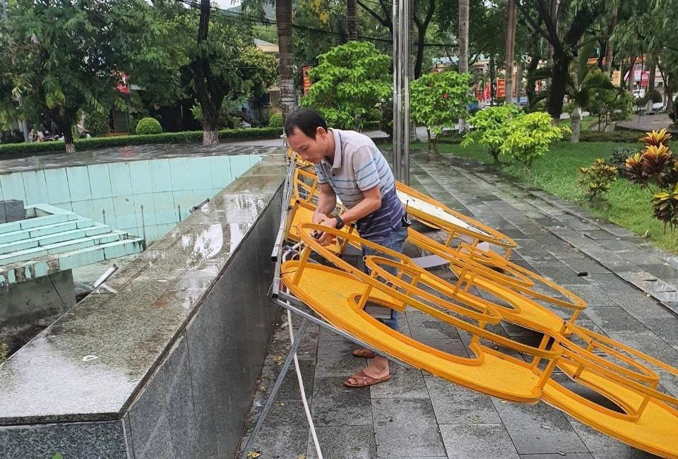 Một biển hiệu bị đổ sập xuống sau cơn mưa. Ảnh: VQ Một biển hiệu bị đổ sập xuống sau cơn mưa. Ảnh: VQ