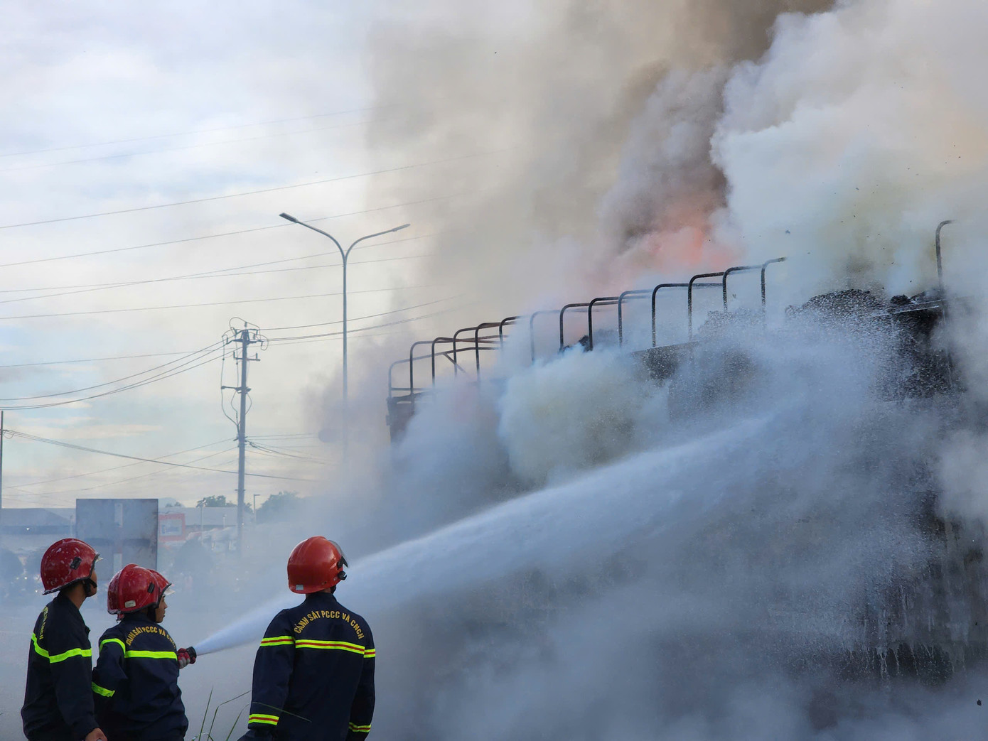 Lực lượng Cảnh sát PCCC&CNCH Công an tỉnh Quảng Ngãi nhanh chóng có mặt tại hiện trường dập lửa. Lực lượng Cảnh sát PCCC&CNCH Công an tỉnh Quảng Ngãi nhanh chóng có mặt tại hiện trường dập lửa.