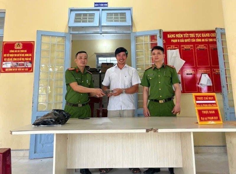 Thiếu tá Võ Ngọc Hiển trao trả lại 85 triệu đồng cho người đã chuyển nhầm. Ảnh: CACC Thiếu tá Võ Ngọc Hiển trao trả lại 85 triệu đồng cho người đã chuyển nhầm. Ảnh: CACC