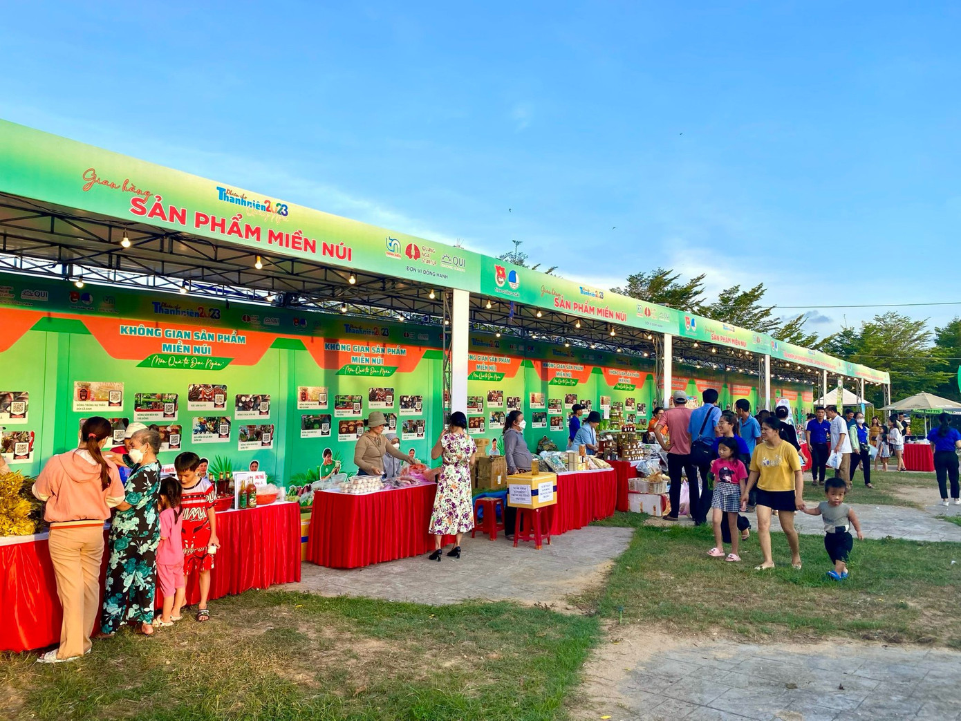 Từ đầu năm đến nay, Tỉnh Đoàn Quảng Ngãi đã tổ chức 8 phiên chợ thanh niên, kết nối, tiêu thụ các sản phẩm khởi nghiệp của thanh niên. Từ đầu năm đến nay, Tỉnh Đoàn Quảng Ngãi đã tổ chức 8 phiên chợ thanh niên, kết nối, tiêu thụ các sản phẩm khởi nghiệp của thanh niên.