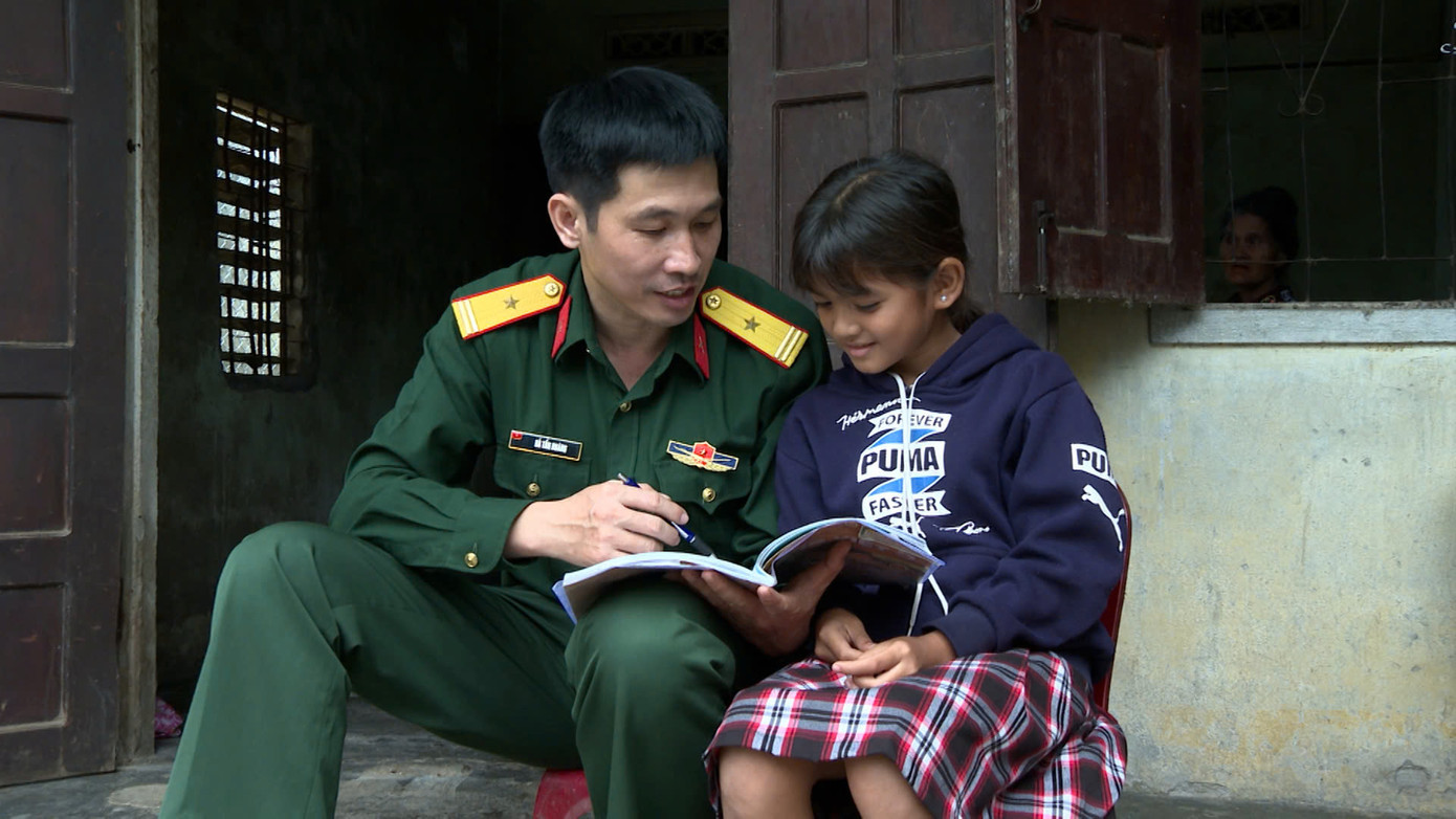 Các chiến sĩ Ban CHQS huyện Tư Nghĩa hướng dẫn em Phạm Thị Kim Sanh học bài. Các chiến sĩ Ban CHQS huyện Tư Nghĩa hướng dẫn em Phạm Thị Kim Sanh học bài.