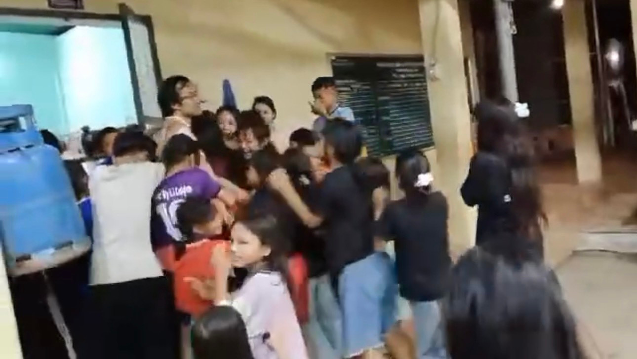 Học trò òa khóc, chẳng muốn chia tay người thầy kính mến. Ảnh cắt từ clip. Học trò òa khóc, chẳng muốn chia tay người thầy kính mến. Ảnh cắt từ clip.