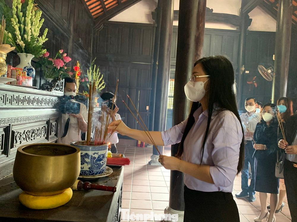 Bí thư Tỉnh ủy Quảng Ngãi Bùi Thị Quỳnh Vân thành kính thắp hương tưởng nhớ đến đồng bào Sơn Mỹ trong vụ thảm sát. Bí thư Tỉnh ủy Quảng Ngãi Bùi Thị Quỳnh Vân thành kính thắp hương tưởng nhớ đến đồng bào Sơn Mỹ trong vụ thảm sát.