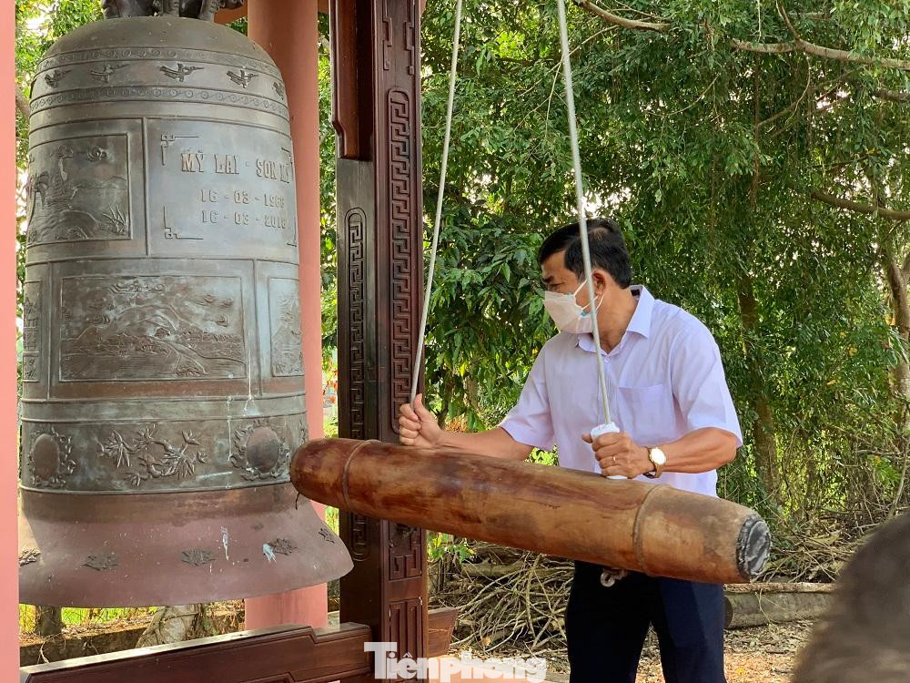 Tháp chuông này có tên Hòa Bình và nghi thức đánh chuông 5 hồi và 4 tiếng chuông gợi nhớ 504 thường dân vô tội bị sát hại. Tháp chuông này có tên Hòa Bình và nghi thức đánh chuông 5 hồi và 4 tiếng chuông gợi nhớ 504 thường dân vô tội bị sát hại.