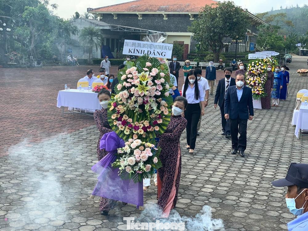 Lãnh đạo tỉnh Quảng Ngãi dâng hoa lên tượng đài Sơn Mỹ. Lãnh đạo tỉnh Quảng Ngãi dâng hoa lên tượng đài Sơn Mỹ.