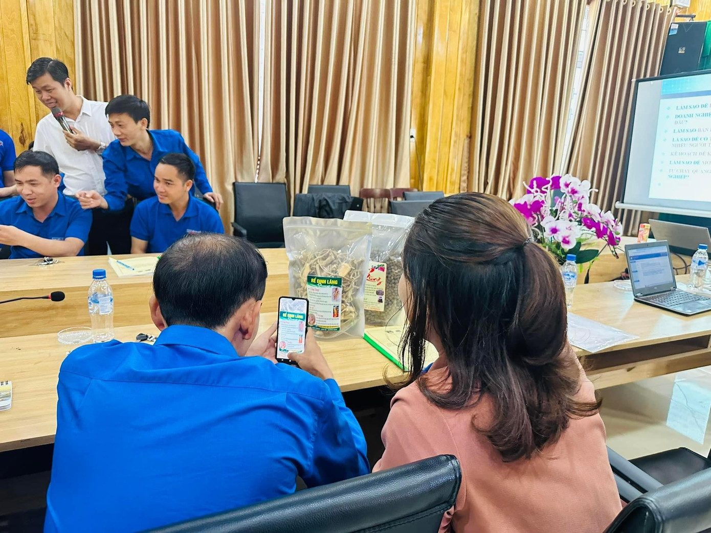 Tỉnh Đoàn Quảng Ngãi tổ chức hội nghị, kỹ năng xây dựng hình ảnh, thương hiệu sản phẩm cá nhân trên mạng xã hội, tạo kênh bán hàng trên các nền tảng số cho thanh niên vùng đồng bào DTTS và miền núi. Tỉnh Đoàn Quảng Ngãi tổ chức hội nghị, kỹ năng xây dựng hình ảnh, thương hiệu sản phẩm cá nhân trên mạng xã hội, tạo kênh bán hàng trên các nền tảng số cho thanh niên vùng đồng bào DTTS và miền núi.