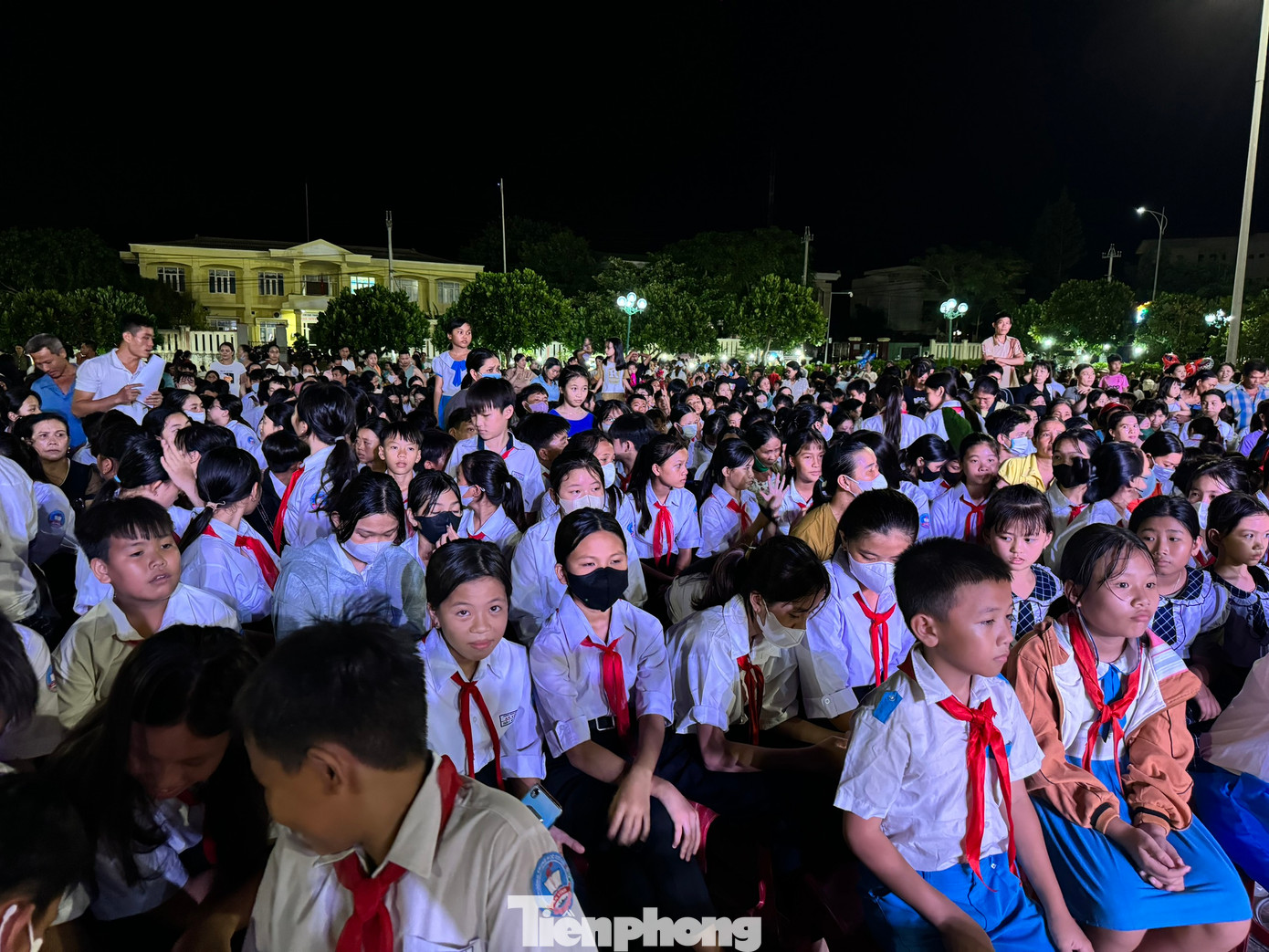 Hàng nghìn em nhỏ được hòa mình vào trong không gian Trung thu truyền thống.