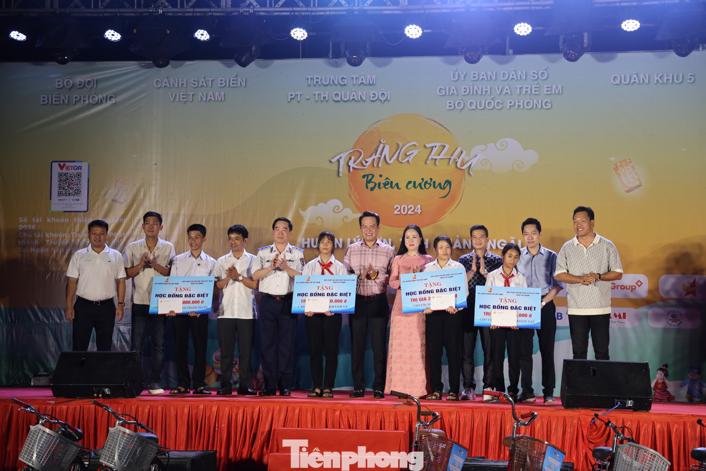 Trao những suất học bổng cho học sinh có hoàn cảnh khó khăn ở huyện đảo Lý Sơn.