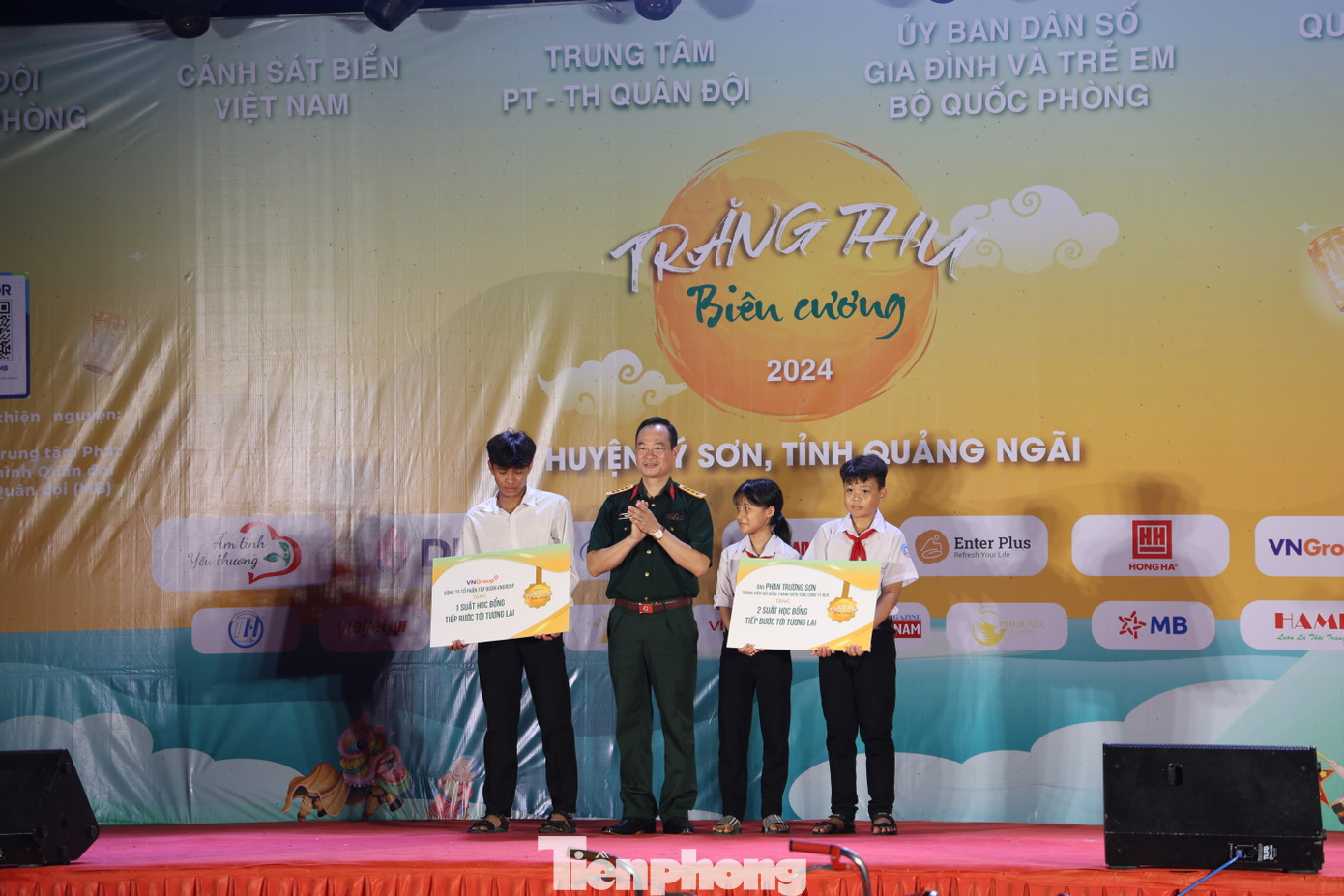 Trao những suất học bổng cho học sinh có hoàn cảnh khó khăn ở huyện đảo Lý Sơn.