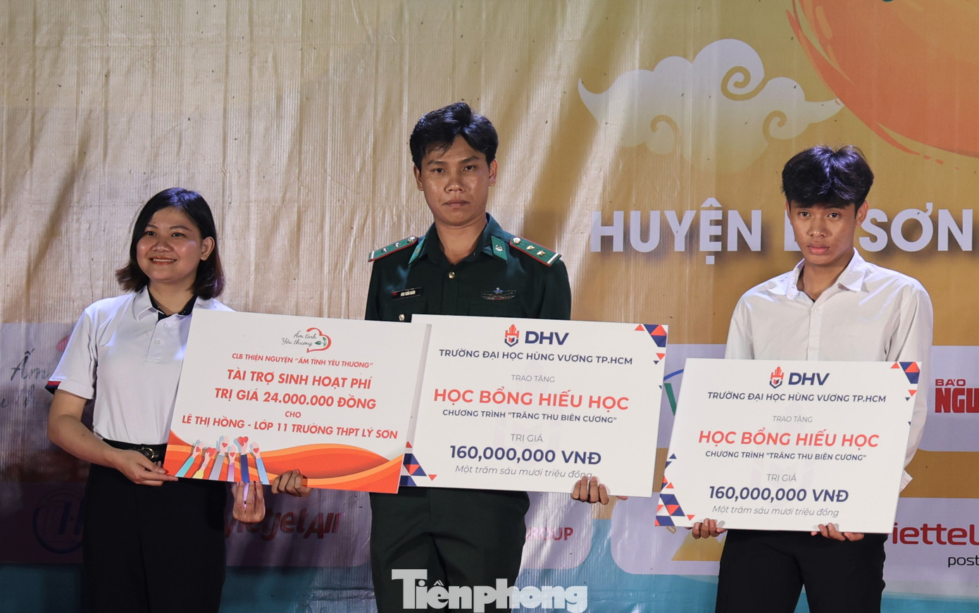 Trao những suất học bổng cho học sinh có hoàn cảnh khó khăn ở huyện đảo Lý Sơn.