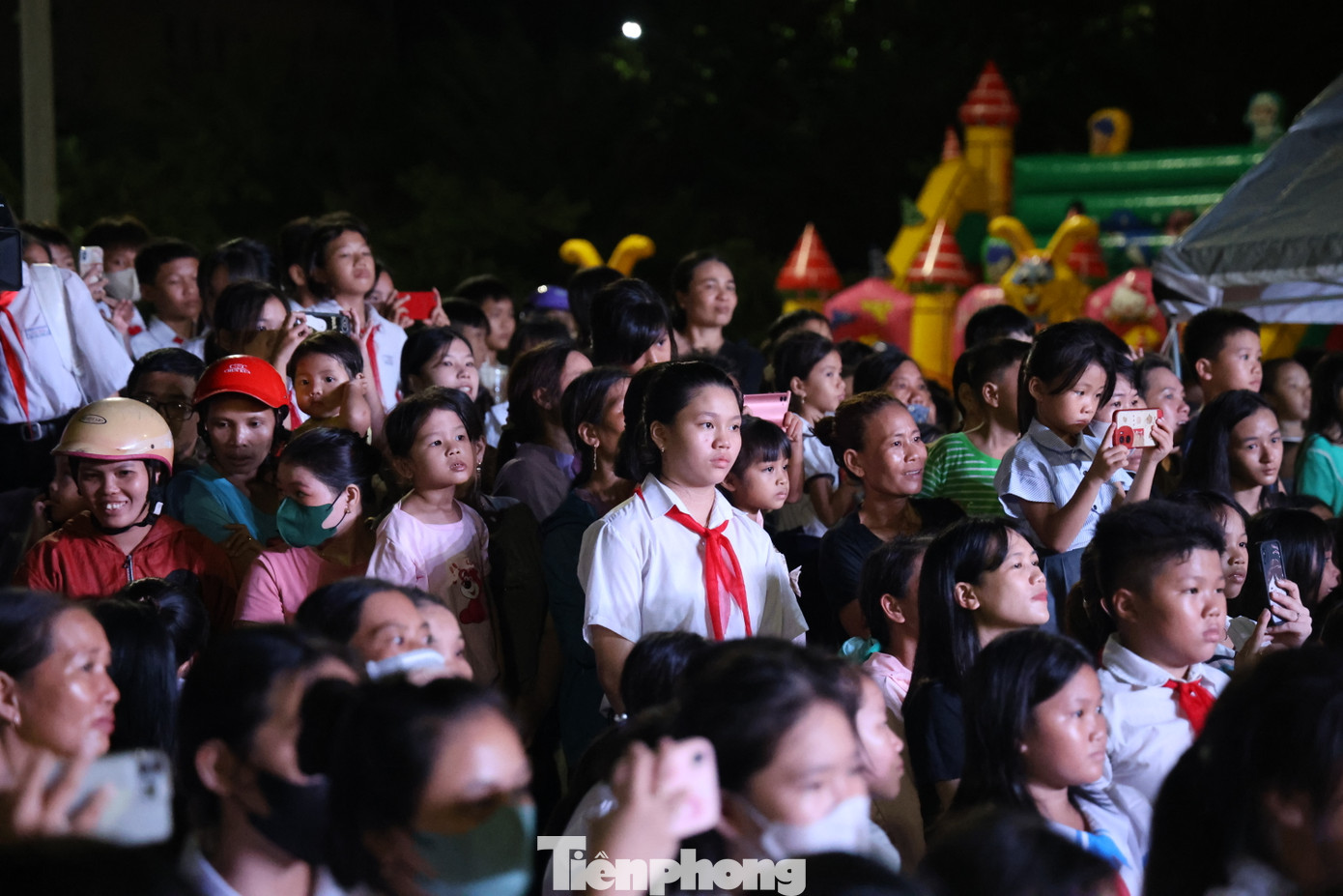 Hàng nghìn em nhỏ được hòa mình vào trong không gian Trung thu truyền thống.