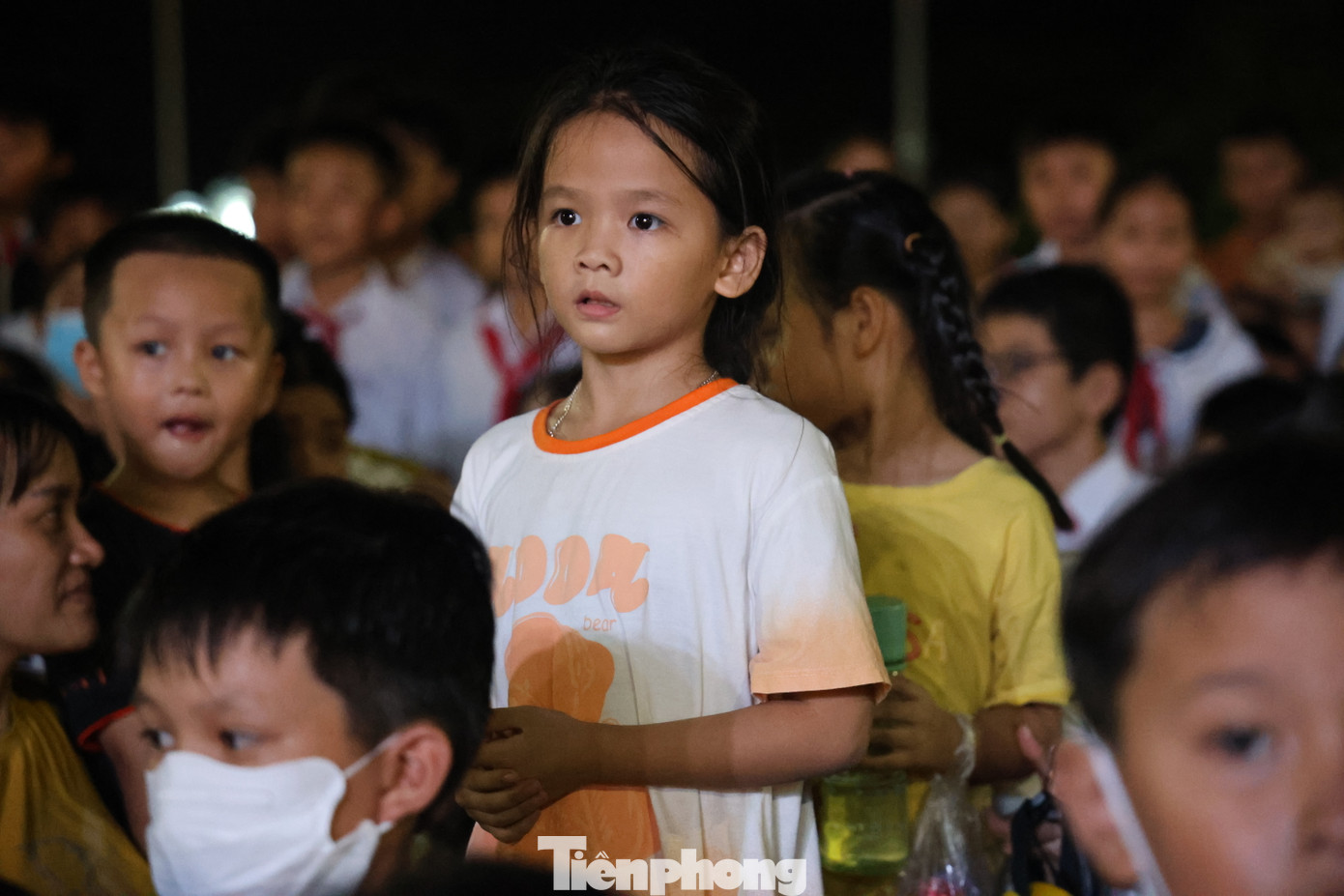 Hàng nghìn em nhỏ được hòa mình vào trong không gian Trung thu truyền thống.