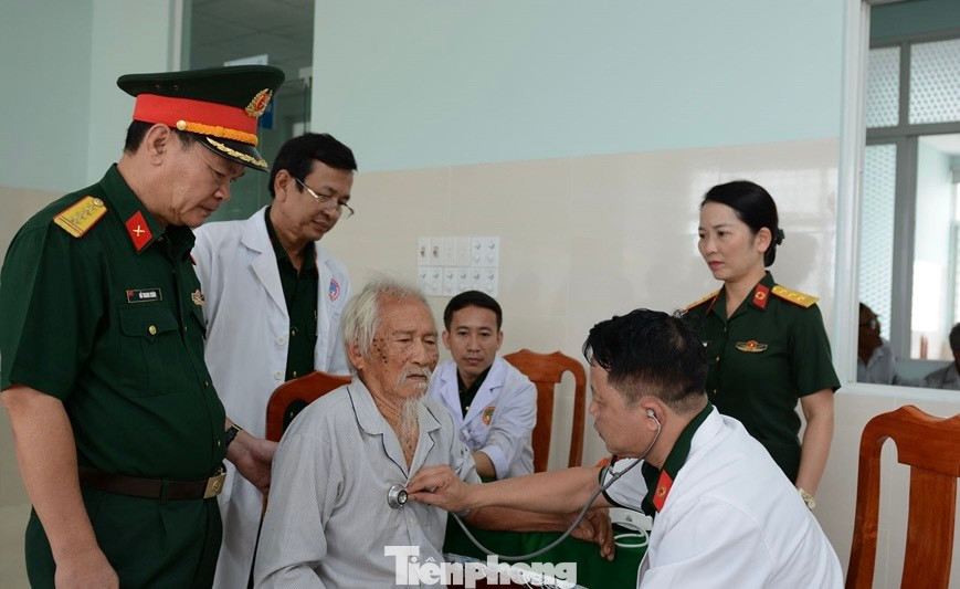 Cán bộ, thầy thuốc của Bệnh viện Quân y 17 khám bệnh, tư vấn sức khỏe cho người già. Cán bộ, thầy thuốc của Bệnh viện Quân y 17 khám bệnh, tư vấn sức khỏe cho người già.