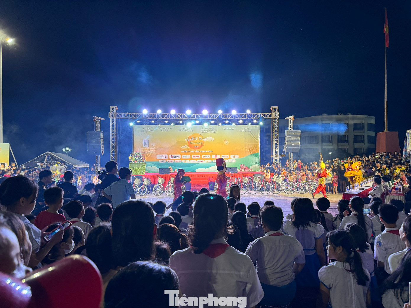 Hàng nghìn em nhỏ được hòa mình vào trong không gian Trung thu truyền thống.