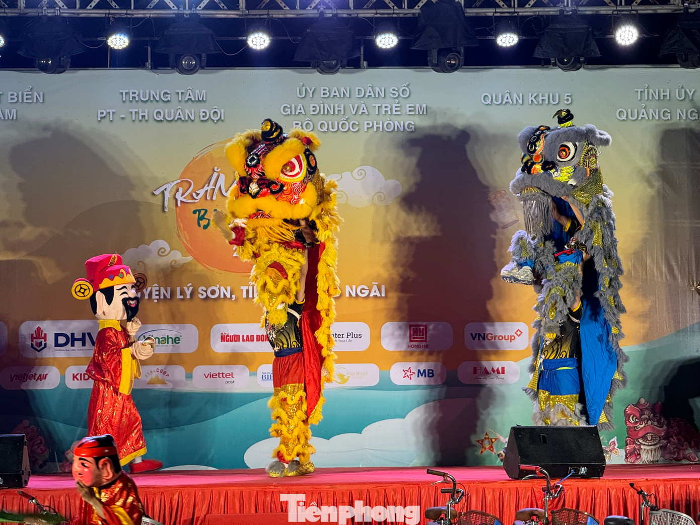 Các em học sinh huyện đảo Lý Sơn được xem các tiết mục văn nghệ, múa lân, rước đèn ông sao, phá cỗ