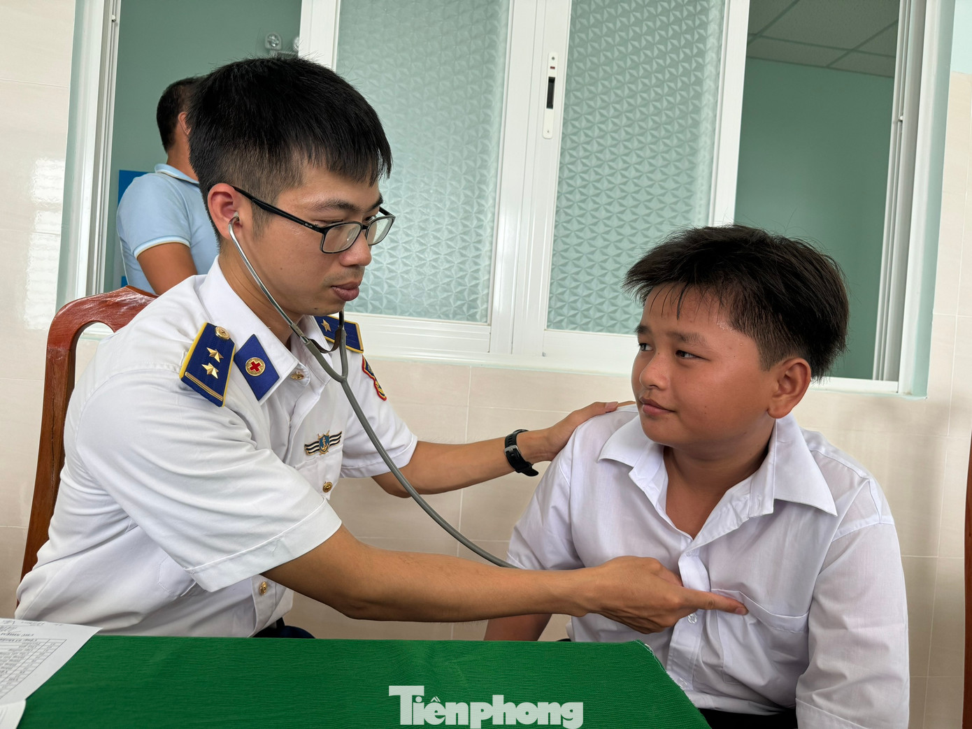 Các y bác sĩ khám bệnh cho học sinh huyện đảo Lý Sơn. Các y bác sĩ khám bệnh cho học sinh huyện đảo Lý Sơn.