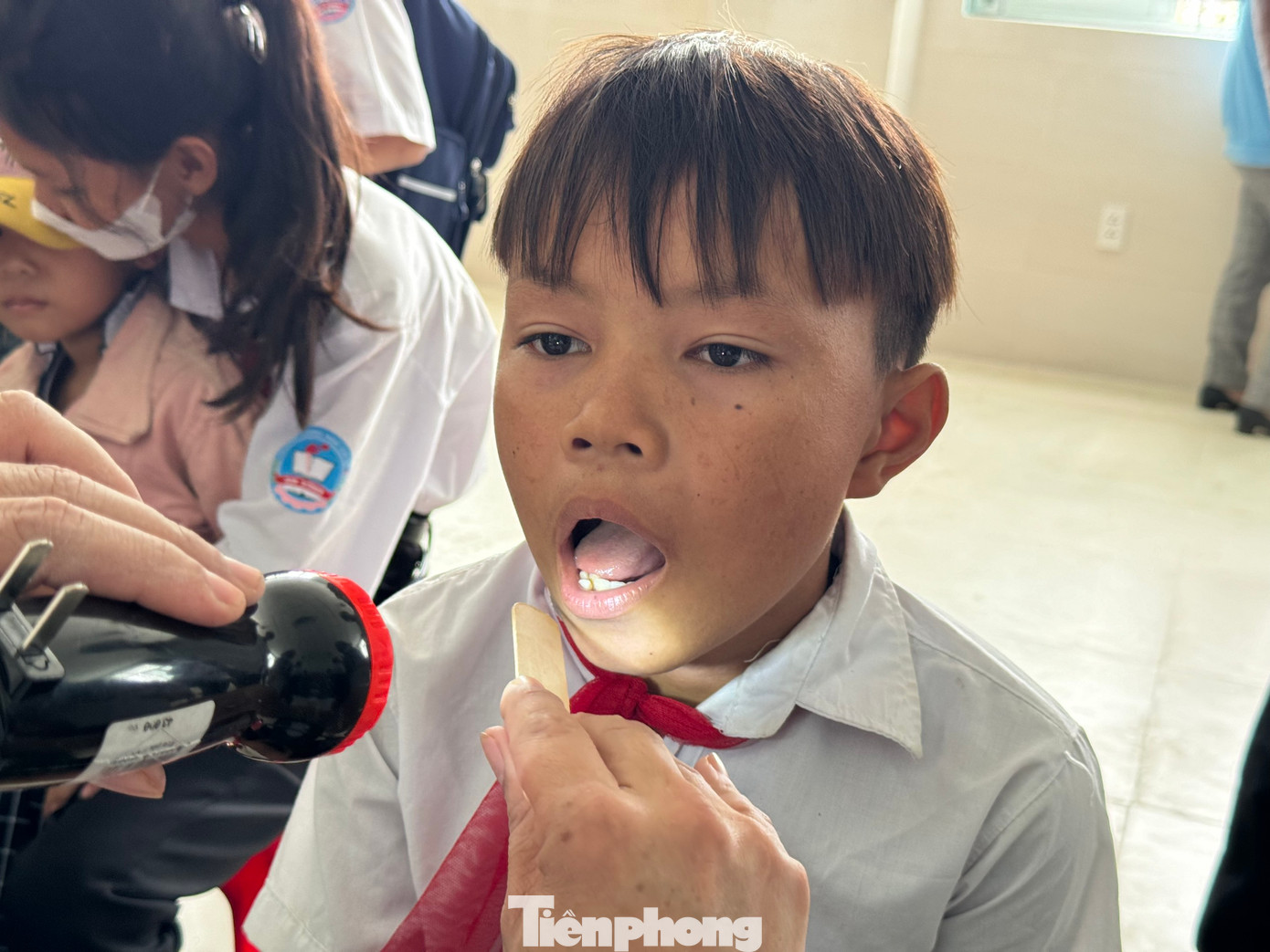 Các y bác sĩ khám bệnh cho học sinh huyện đảo Lý Sơn. Các y bác sĩ khám bệnh cho học sinh huyện đảo Lý Sơn.